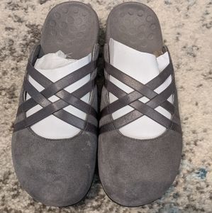 NWOB Vionic Claire suede mules
